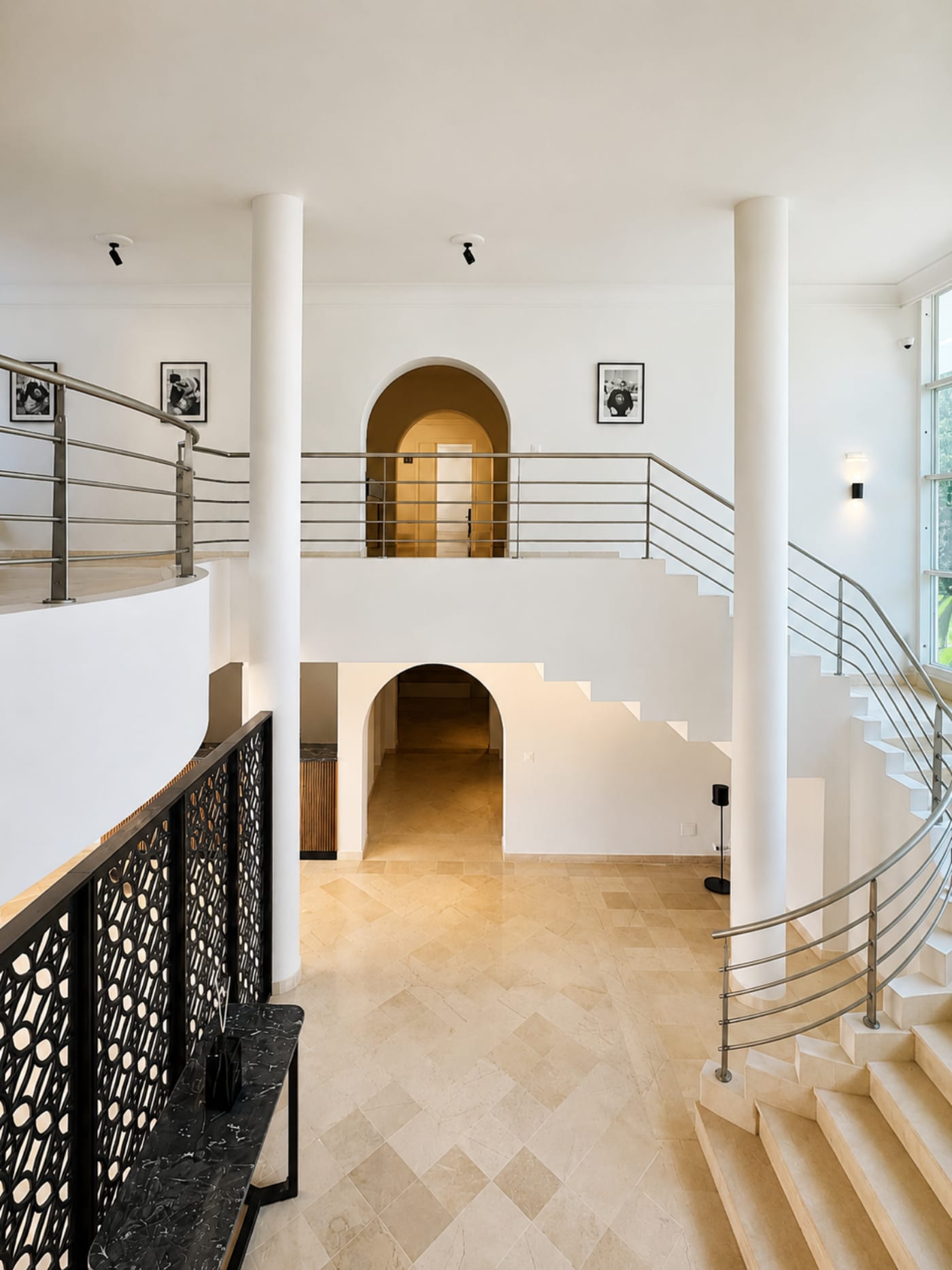Hall et coursive
