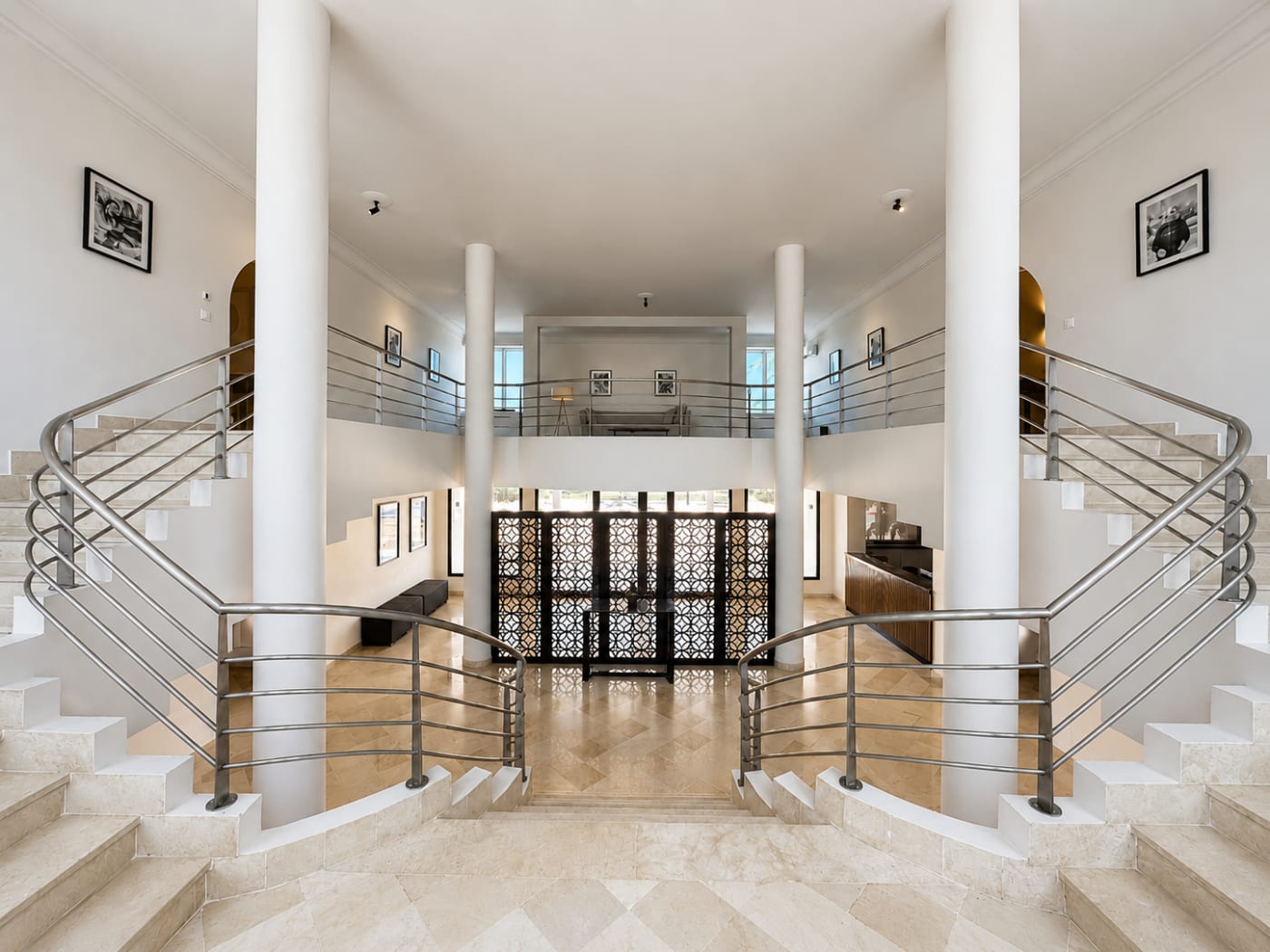Mezzanine et grand escalier