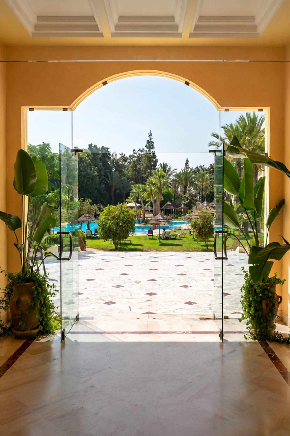 Vue sur le jardin et la piscine depuis le hall