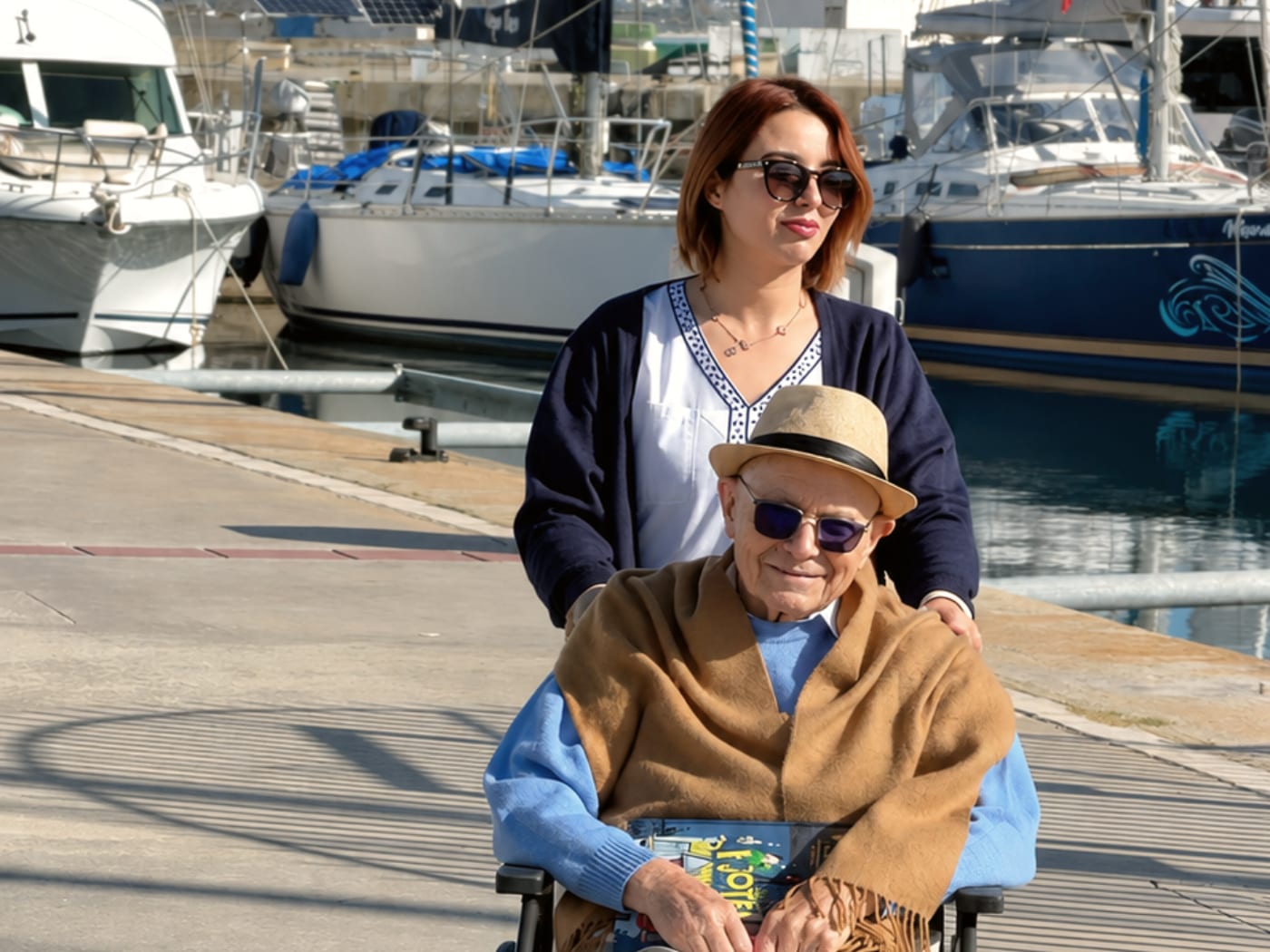 Balade au port avec une aide-soignante