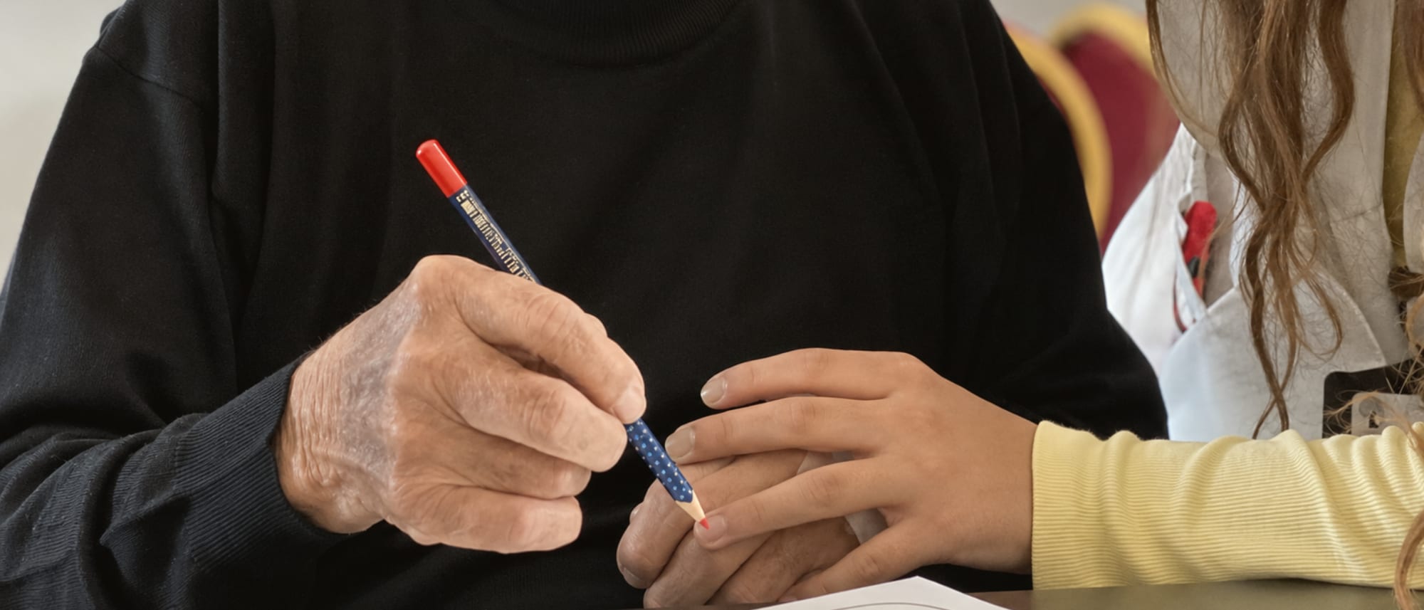 Un résident et une soignante lors d'un atelier de dessin