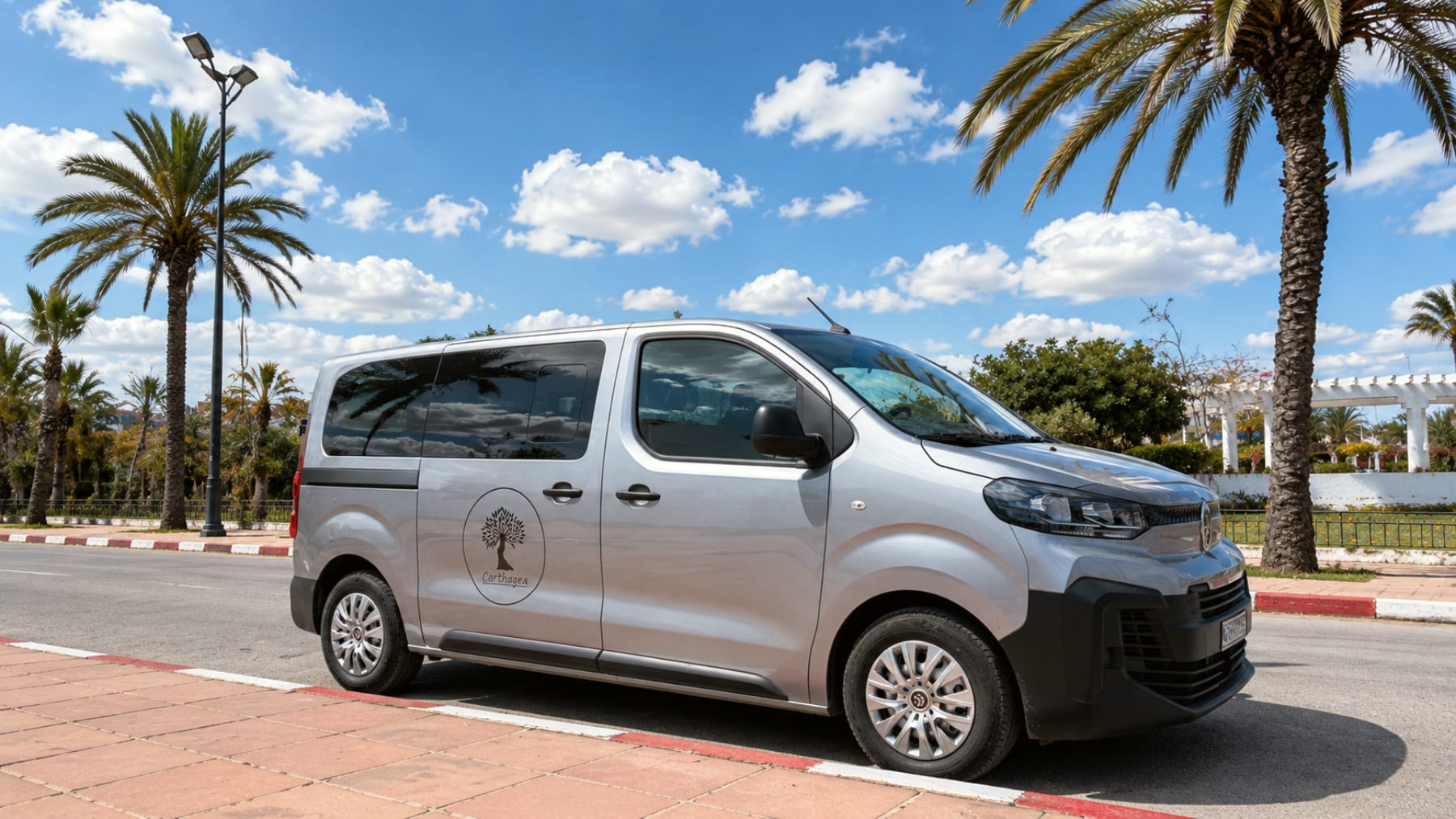 Un minibus Carthagea sur la promenade de Yasmine Hammamet